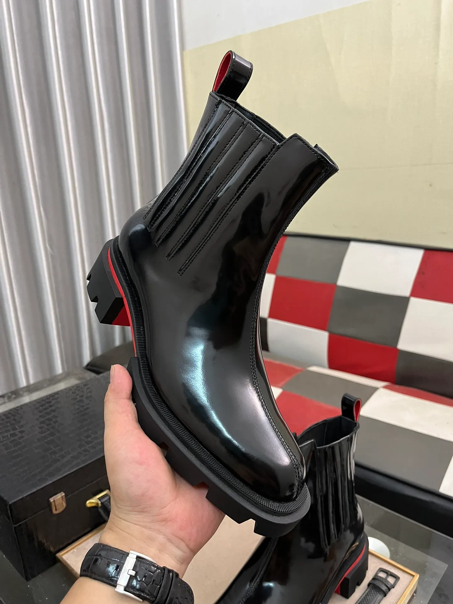 Men's shoes 💰880⌚️⌚️CL New formal leather shoes Christia* Loubouti* Red-soled shoes GREGGO men's Oxford shoes Made of imported cowhide/glossy patent leather/stitched contrasting high silk suede. Three-section toe design. Iconic red outsole, the ultimate personalized shoe. Original color cowhide lining. Original Italian leather outsole; fine workmanship brings you a luxurious experience. With its neat silhouette and straightforwardness, GREGGO men's Oxford shoes are Oxford shoes born for city roaming. The elegant lines and classic silhouette exude eternal charm. The black patent leather material is exquisite and eye-catching, adding a sense of luxury to the overall look. The slender toe design is full of elegance, and matched with closed shoelaces of the same color, the sophistication is invisible. The slim sole design provides the shoes with a light foot feel, elegant steps, and a refined and elegant look. Shows outstanding texture.  Standard leather shoe size: 38-44